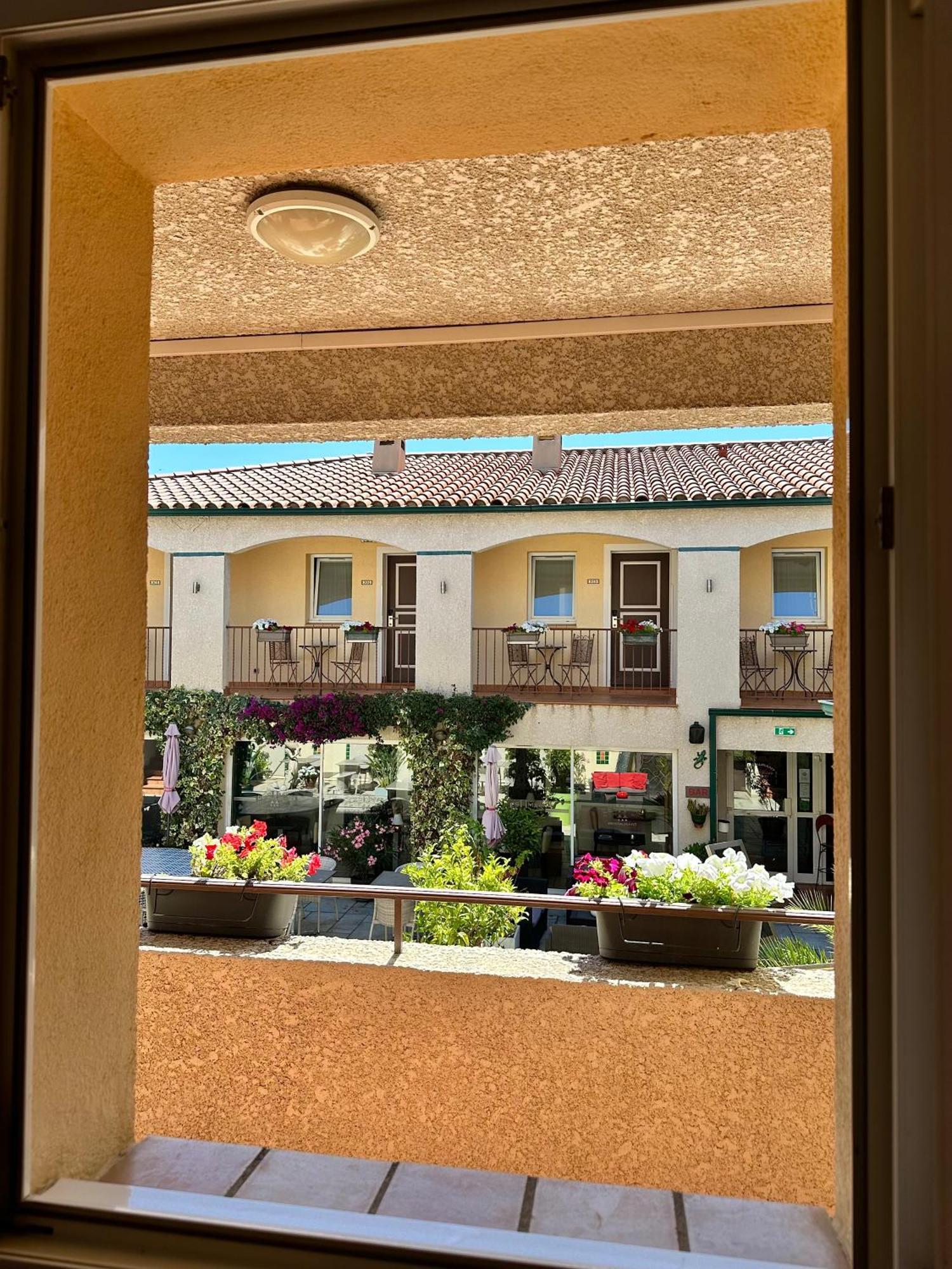 Logis Hotel Les II Mas - Perpignan Sud Cabestany Exteriör bild